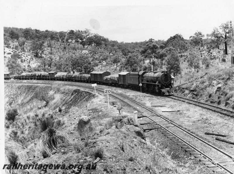 P00561
V class 1202, having emerged from the Swan View Tunnel, ER line, goods train
