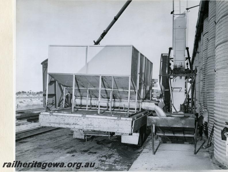 P00768
Wheat bin, grain elevator, Cunderdin, EGR line, loading wheat into a wagon from a road vehicle directly into a rail wagon
