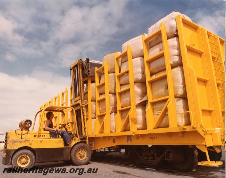 P00786
QUW class wool carrying flat wagon, being loaded by a forklift with wool bales

