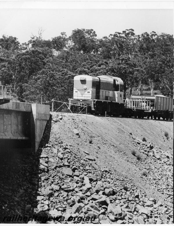P00872
H class loco, WSH class ballast hoppers, at Wooroloo Bridge on the Avon Valley line, during construction.
