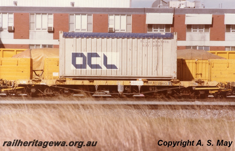 P01304
QRC class 2560 flat top container wagon loaded with an OCL sea container, side view, Forrestfield.
