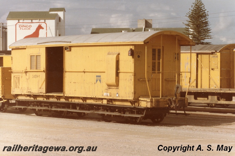 P01320
Z class 459 brakevan, door open, yellow livery, end platform, marker lantern, side and end view, Leighton, ER line.

