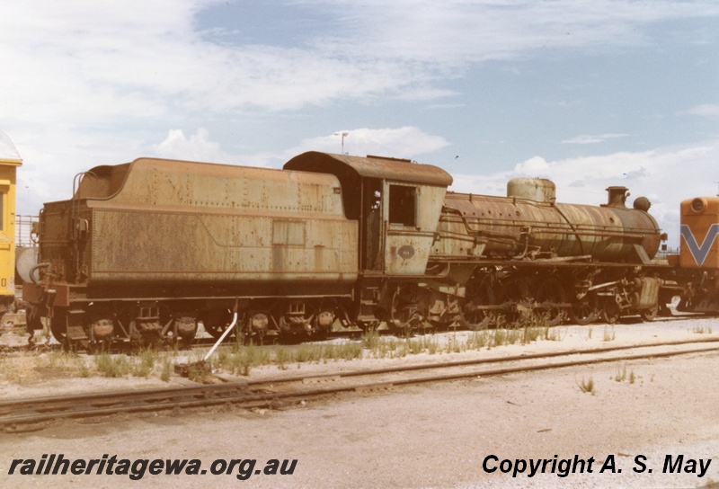 P01335
W class 924, Forrestfield Yard, end and side view, awaiting trans shipment
