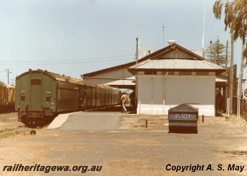 P01344
ARM class carriage, station building, Bunbury, SWR line, end view of carriage and station
