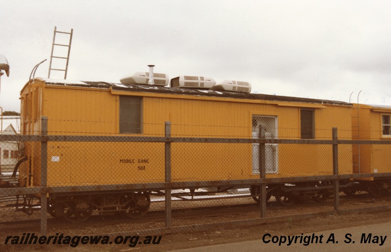 P01353
VW class 3449, yellow livery with 