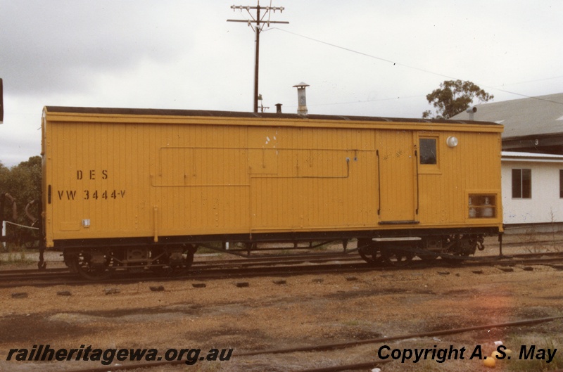 P01363
VW class 3444-V, yellow livery, stencilled 