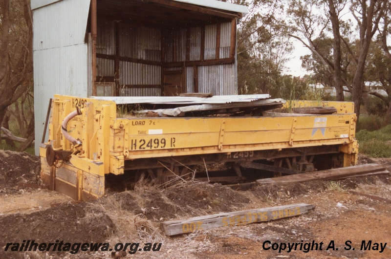 P01374
H class 2499, ballast plough, yellow livery, Narrogin, GSR line, end and side view
