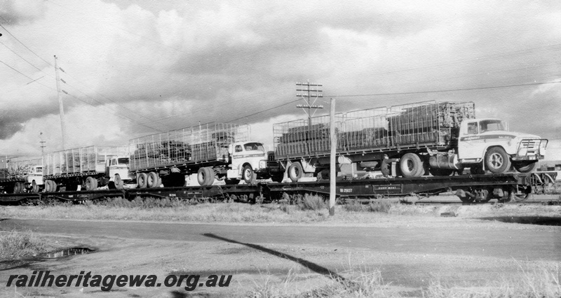 P01441
Four QU class wagons including QU class 25037 and QU class 25046 loaded with semi trailers, Midland
