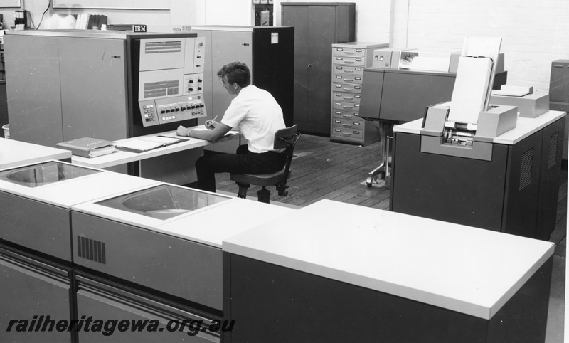 P01539
IBM 360 computer with operator
