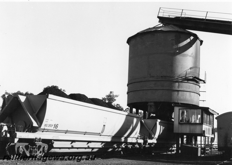 P01586
XG class 20716, coal loading plant, Collie, BN line, front and side view, being loaded.

