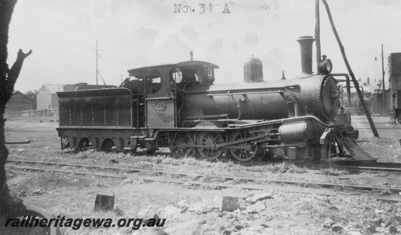 P01652
A class 31 with six wheel tender, Midland Junction, ER line, side and front view, c1926.
