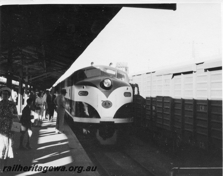 P01708
GM class 2, arriving at Kalgoorlie dock platform, water tower, Commonwealth Railways (CR) rolling stock alongside.
