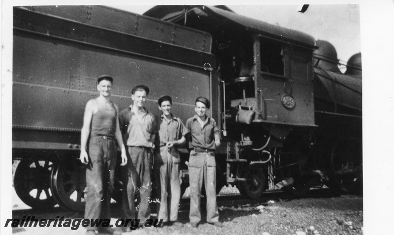 P01709
L class 489, crew posing in front of the tender, H. Tower first on the right 

