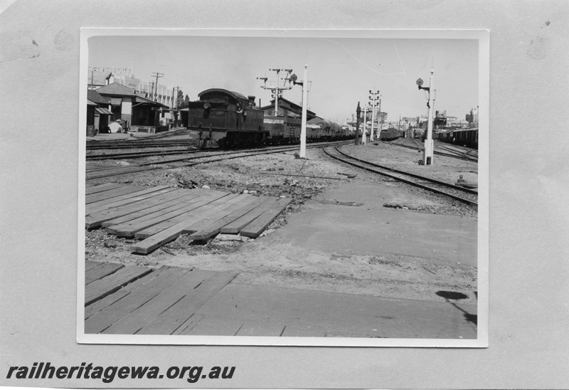 P01715
DS class 385 on goods train, signals, Russel Street Crossing, Perth Yard looking east
