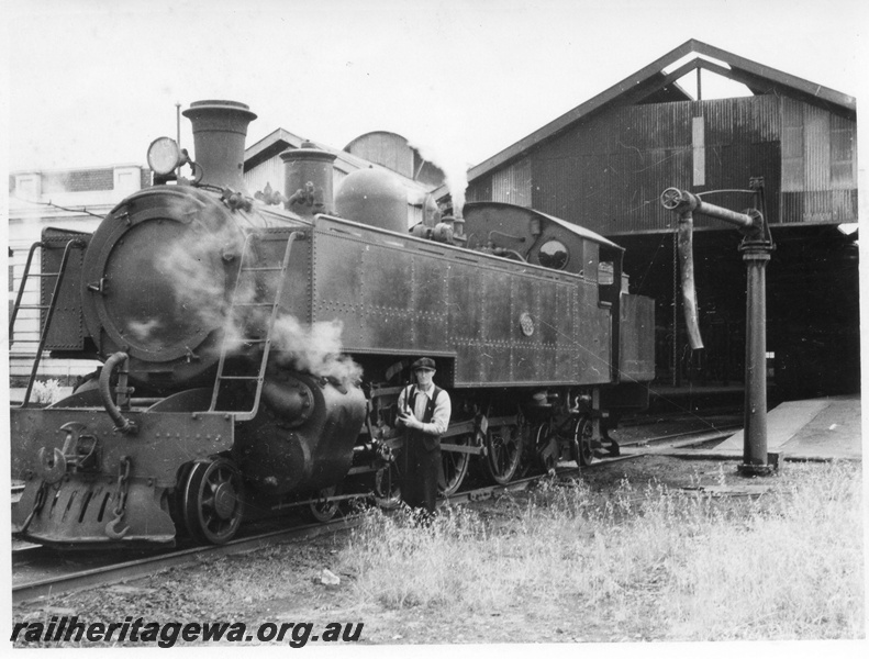 P01757
2 of 3, DD class 598, 4-6-4T, front and side view, water column, crewman holding oil can alongside, Fremantle loco, ER line.
