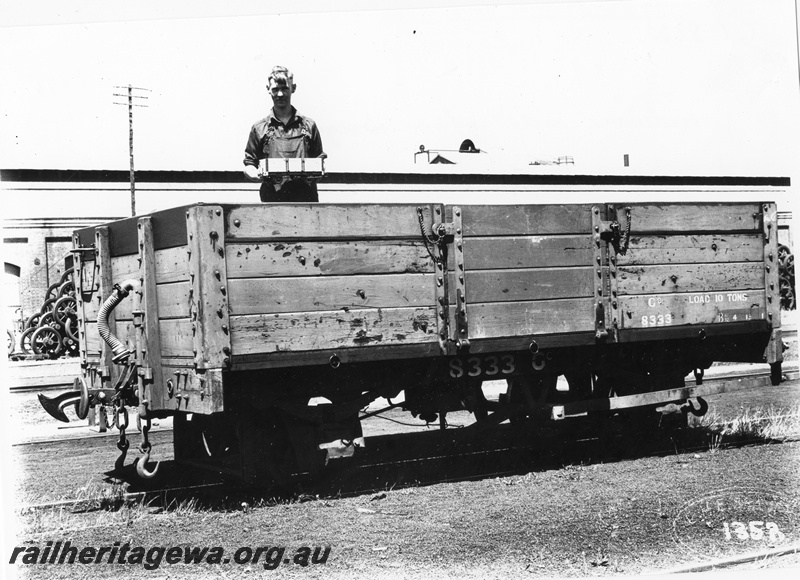 P01778
GC class 833, Midland Workshops, end and side view, worker standing in the wagon holding a model of the wagon, same as P4933.
