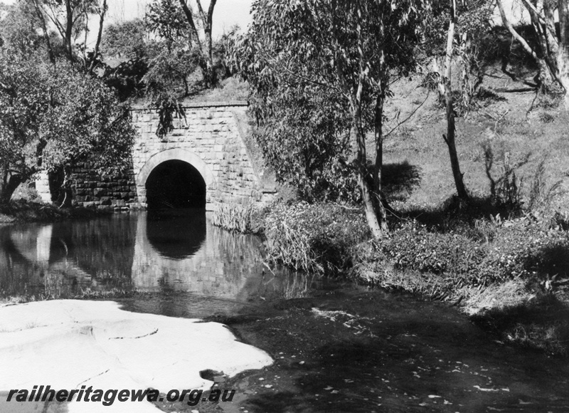 P01867
Culvert, masonry (stone), Werribee, on the abandoned ER line, view of the face of the culvert
