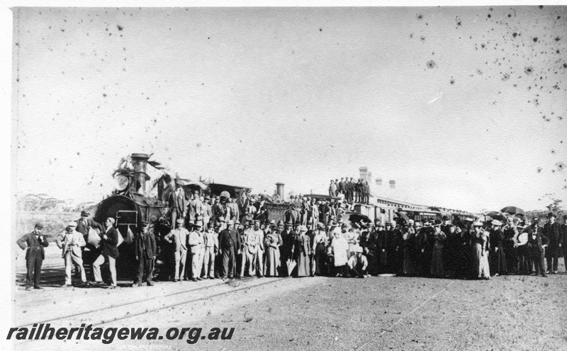 P02645
MRWA B class loco decorated with flags and bunting, Watheroo, MR line, for the opening of the line from Mullewa to Cue, NR line. (Ref: Australian Railway History, Volume 63, Issue 892, page 14)
