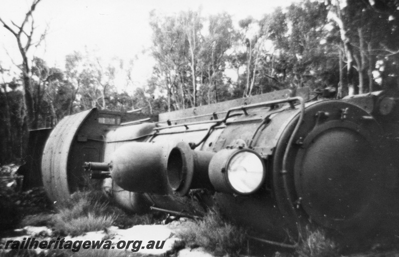P02662
FS class 427 steam locomotive derailed, top and front view, at 139� Mile, Muja-Centaur line. Same as P14701
