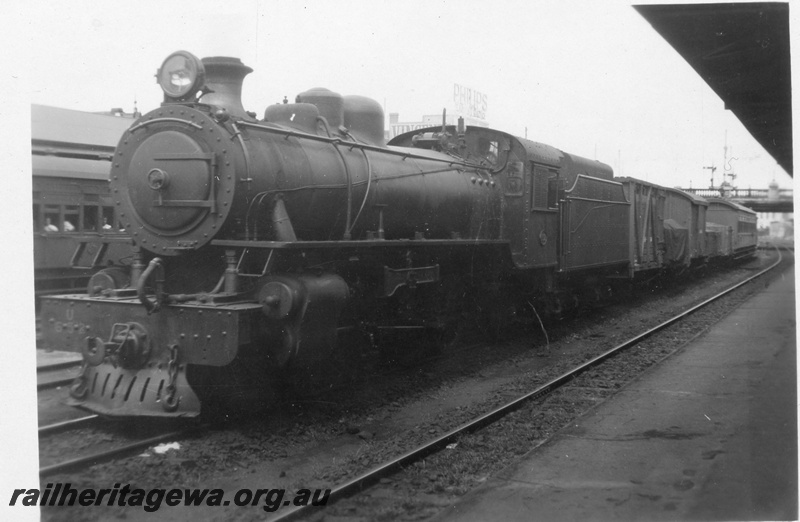 P02673
U class 652 steam locomotive, hauling a goods train, front and side view, Perth, ER.
