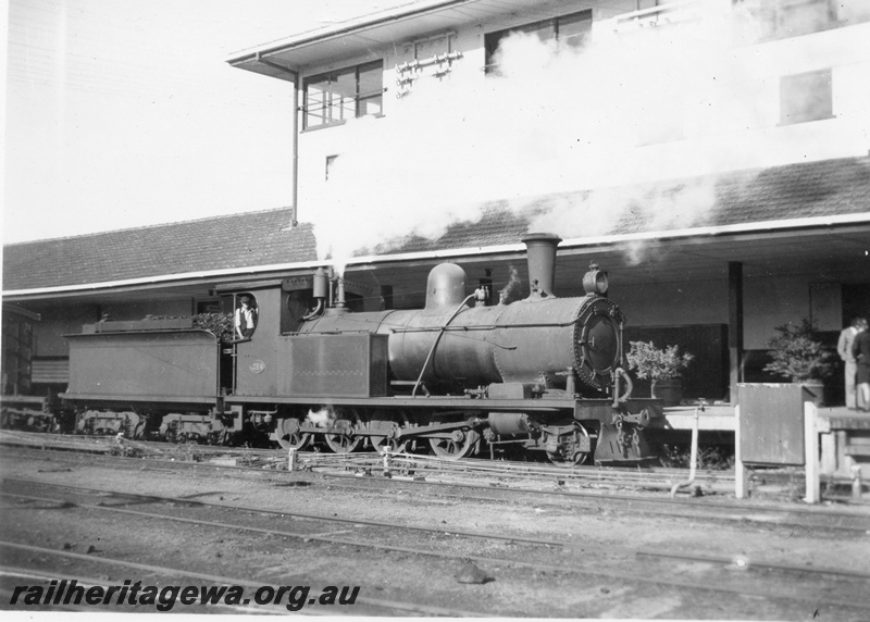 P02726
D class 214 steam locomotive, side view, Brunswick station, SWR line.
