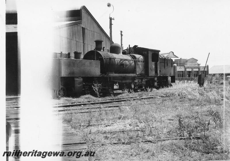 P02728
MS class 426 Garratt articulated steam locomotive, front and side view, Light & Power Station in the background, Bunbury, SWR line.
