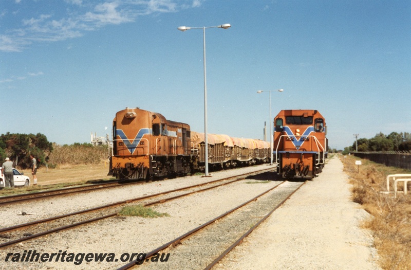 P02941
H class 3 and N class 1876 diesel locomotives working superphosphate trains at Kwinana CSBP, front view.
