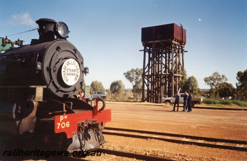 P03033
PM class 706 steam locomotive on HVR train next to the 40 ft. water tower with a 25,000 gallon cast iron tank, Wongan Hills, EM line.
