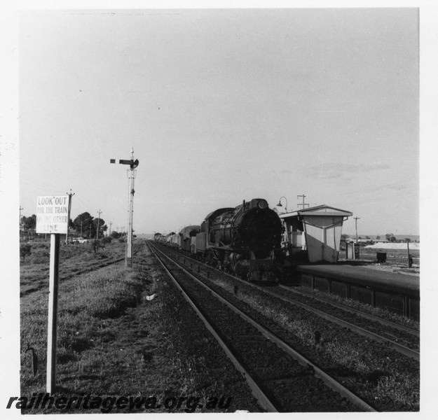 P03167
S class 541, on goods train, signal, lookout sign, Ashfield station, ER line
