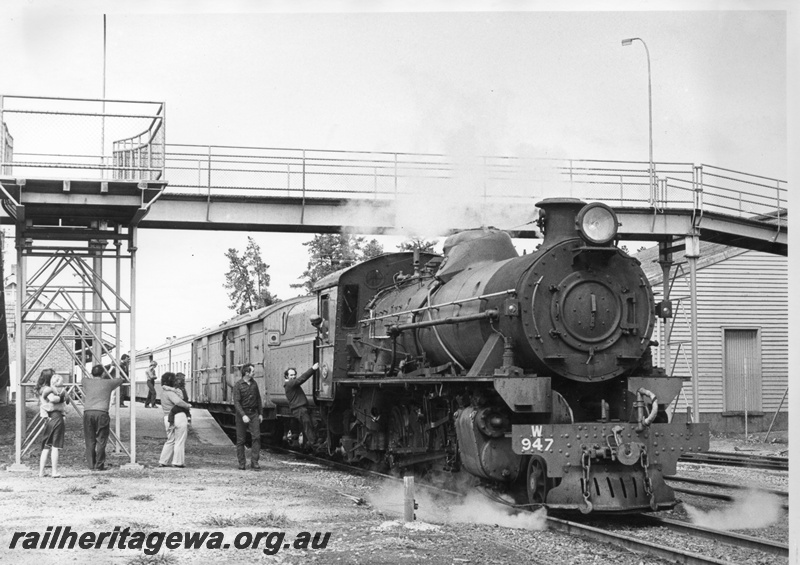 P03233
W class 947, on Southern Steam Train Tours, footbridge, Mount Barker, GSR line
