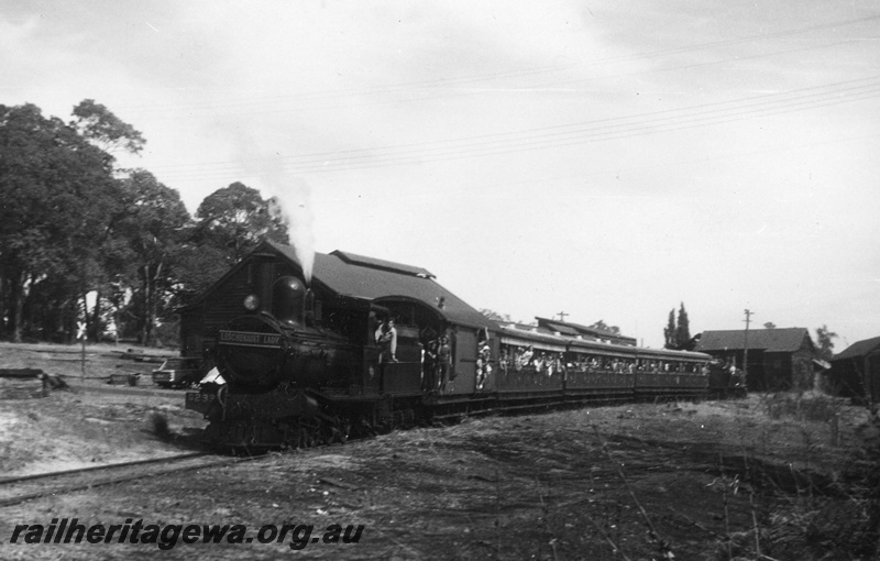 P03528
G class 233 and G class 71 on Vintage train at Yarloop
