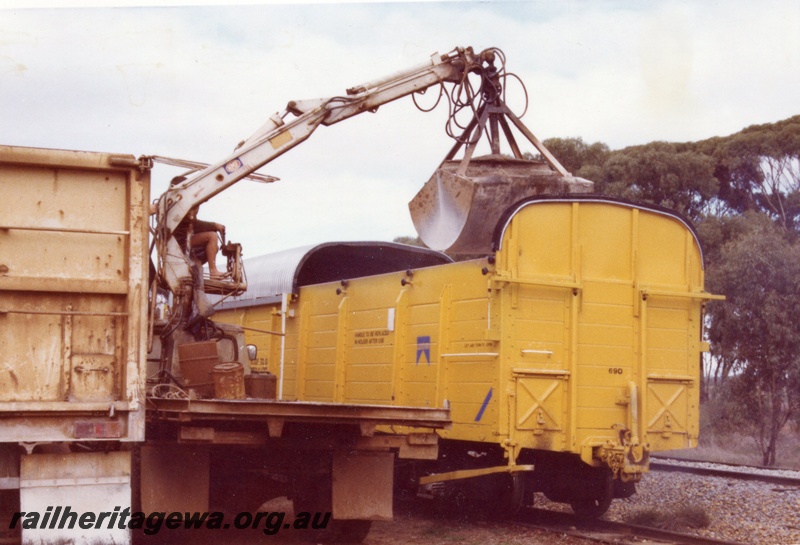 P03585
RCK class 23966, ex RCA class, with extended sides and ends with a corrugated iron sliding roof, fertilizer being unloaded by truck mounted bucket crane, side and end view, Moora, MR line
