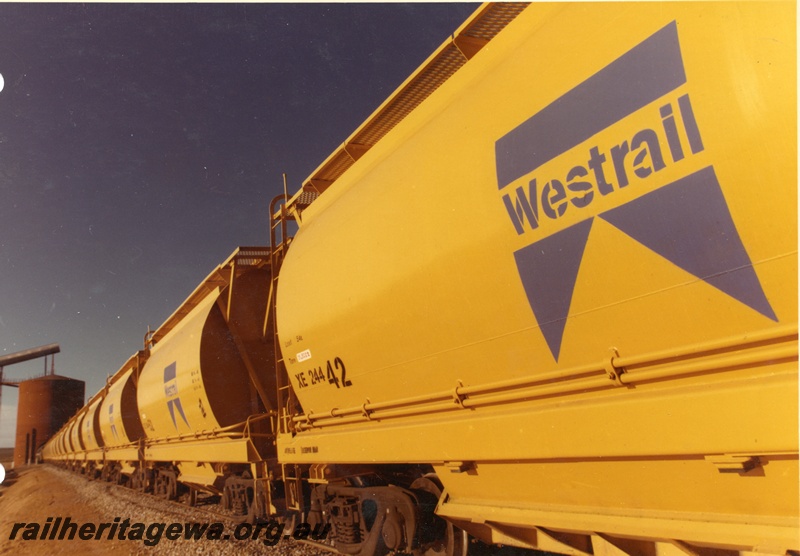 P04026
XE class wagons, loading1818-2 mineral sands

