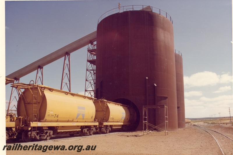 P04031
3 of 5 images, XE class wagons, loading with mineral sands, Eneabba, DE line
