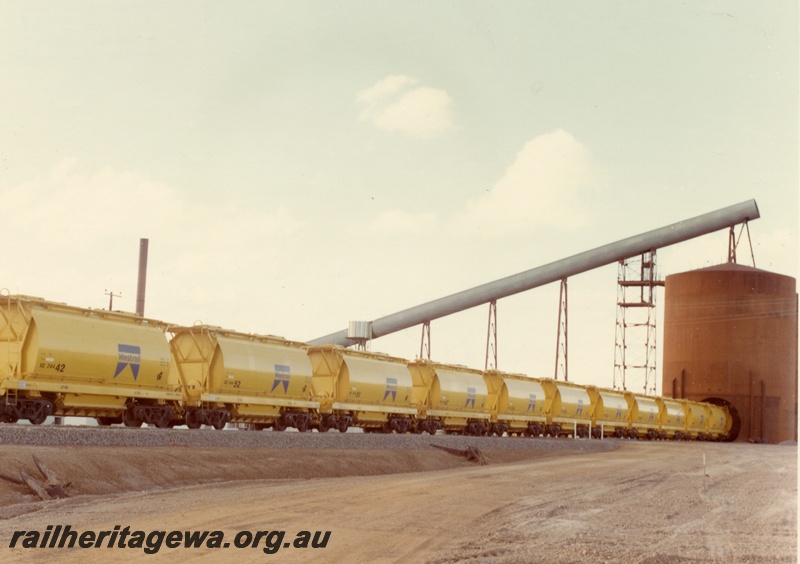 P04032
4 of 5 images, XE class wagons, loading with mineral sands, Eneabba, DE line
