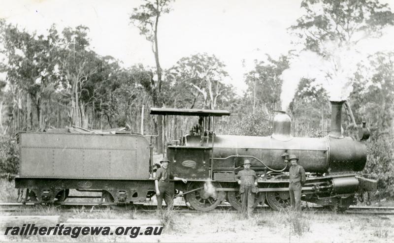 P04434
Kauri Timber loco No.7 with crew, side view.

