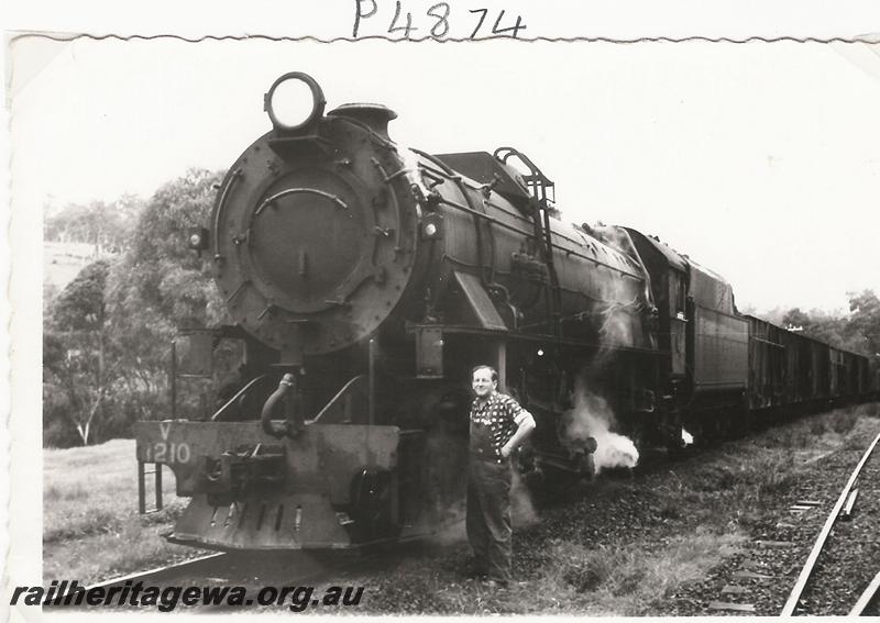 P04874
V class 1210, BN line, coal train, crew standing at buffer beam
