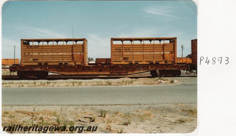 P04893
QU class flat wagon, yellow livery, cattle containers, side view
