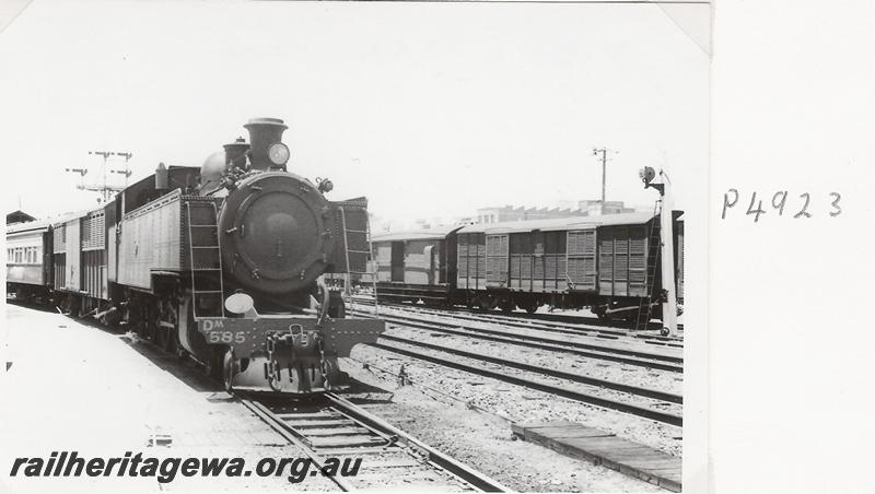 P04923
DM class 585, Perth Yard, shunting country passenger train

