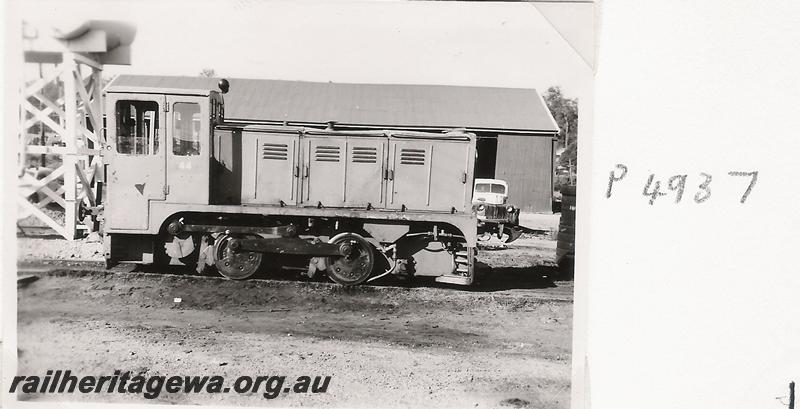 P04937
Mill shunting 0-4-0 diesel loco, Nannup mill, side view
