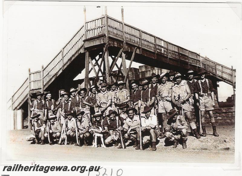 P05210
Troops posing for a group photo, footbridge, Chidlow station, ER line
