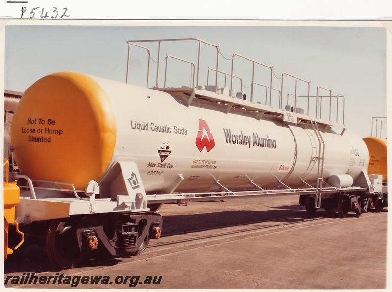 P05432
JK class 9953 caustic soda tank wagon, labelled for 
