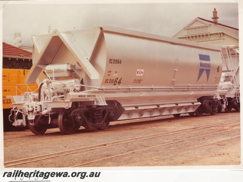 P05437
XC class 21064 bauxite hopper, end and side view
