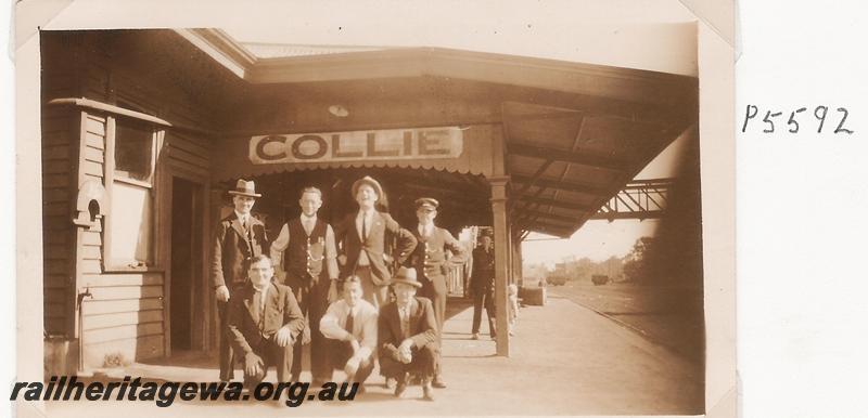 P05592
Station staff, Collie, BN line, posing in front of station nameboard
