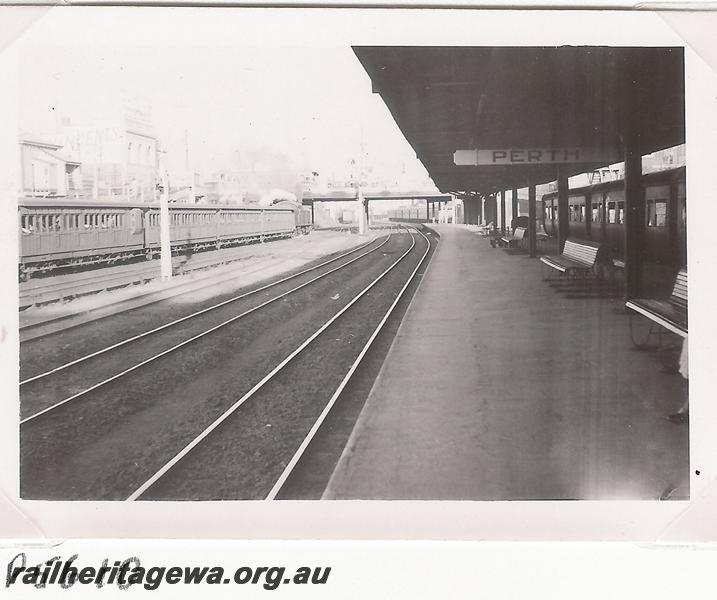 P05610
Visit by the Vic Div of the ARHS, Perth station, platform 1 deserted
