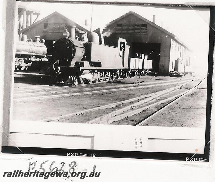 P05628
Visit by the Vic Div of the ARHS, K class 37, loco shed, loco depot, Kalgoorlie
