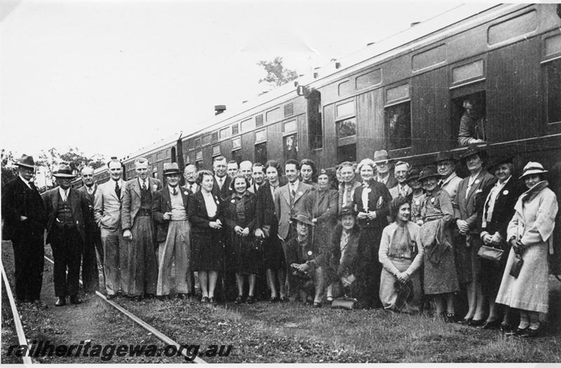 P05777
Reso Train, passengers assembled in front of an AZ class carriage
