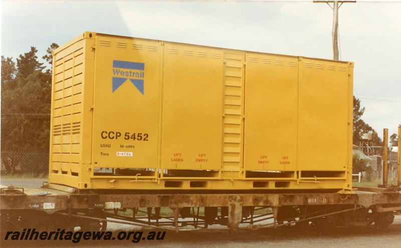 P05882
CCP class container 5452, on QRC class wagon, side view
