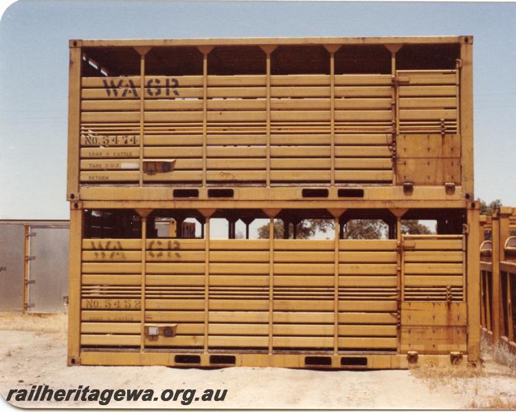 P05884
20' Cattle containers No. 5474 and 5452, double stacked
