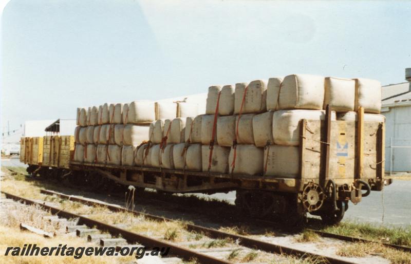 P05885
QUA class flat wagon, loaded with wool bales, side and end view
